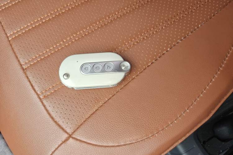 Used Wuling Hongguang MINIEV 2022 Macaron Premium Model – Lithium Iron Phosphate Vehicle Key