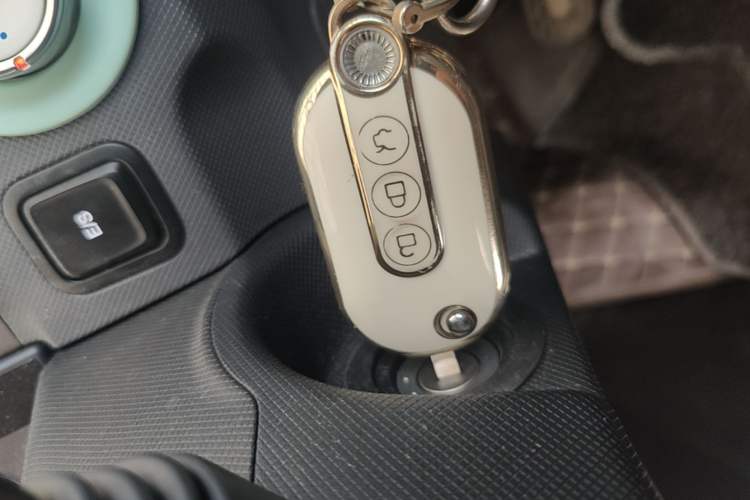 Used Wuling Hongguang MINIEV 2022 Macaron Premium Model – Lithium Iron Phosphate Vehicle Key