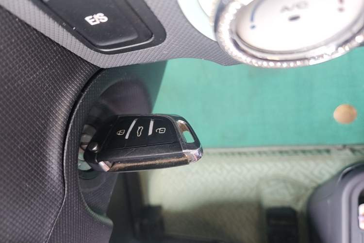 Used Wuling Hongguang MINIEV 2022 Macaron Premium Model – Lithium Ternary Battery Vehicle Key