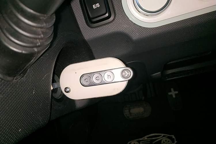Used Wuling Hongguang MINIEV 2022 Macaron Premium Model – Lithium Iron Phosphate Vehicle Key