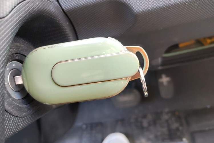 Used Wuling Hongguang MINIEV 2022 Macaron Premium Model – Lithium Iron Phosphate Vehicle Key