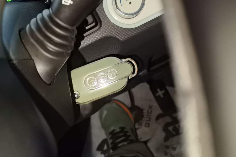 Used Wuling Hongguang MINIEV 2022 Macaron Premium Model – Lithium Iron Phosphate Vehicle Key