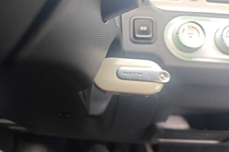 Used Wuling Hongguang MINIEV 2022 Macaron Premium Model – Lithium Iron Phosphate Vehicle Key