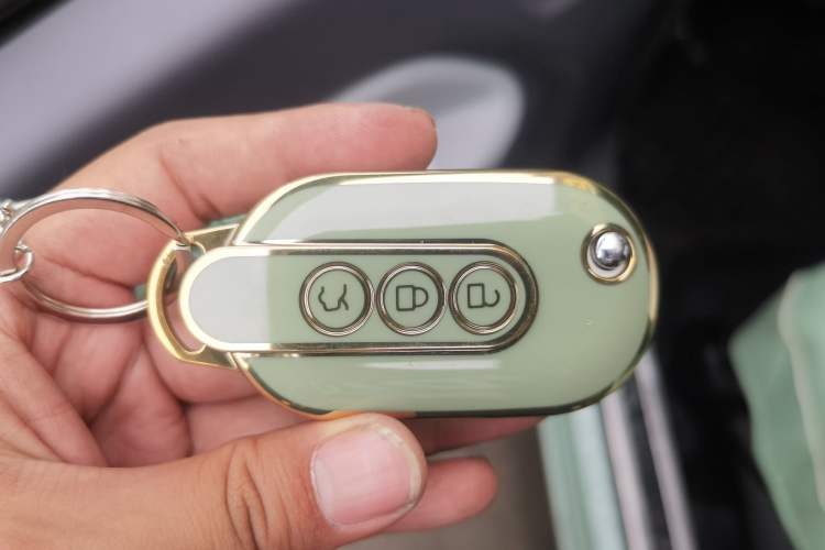 Used Wuling Hongguang MINIEV 2022 Macaron Premium Model – Lithium Iron Phosphate Vehicle Key