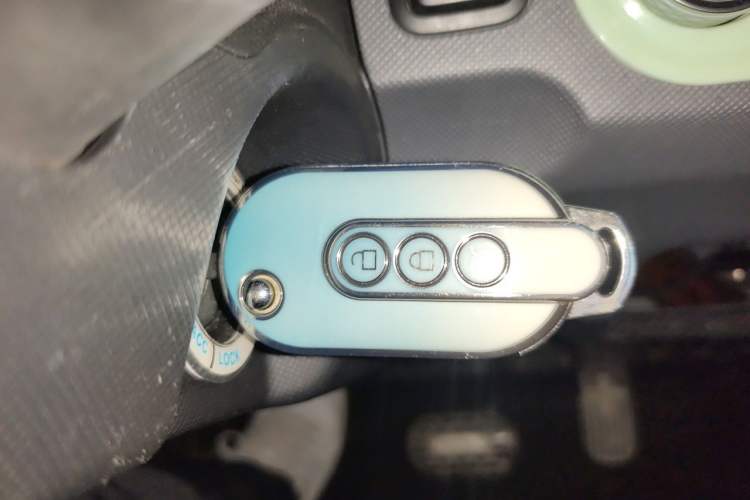 Used Wuling Hongguang MINIEV 2022 Macaron Premium Model – Lithium Iron Phosphate Vehicle Key