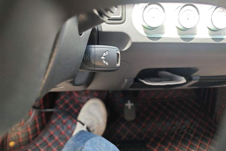 Used Wuling Hongguang MINIEV 2022 Macaron Premium Model – Lithium Iron Phosphate Vehicle Key