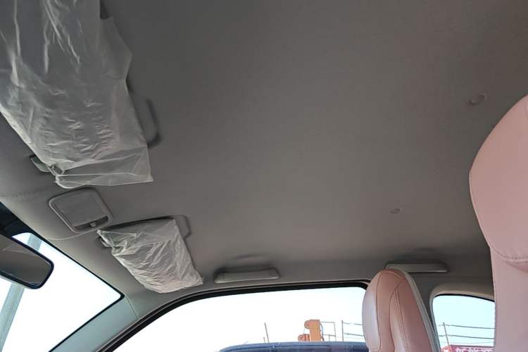 Used Wuling Hongguang MINIEV 2022 Macaron Premium Model – Lithium Iron Phosphate Headliner