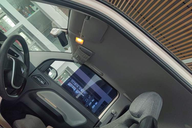 Used Wuling Hongguang MINIEV 2022 Macaron Premium Model – Lithium Iron Phosphate Headliner