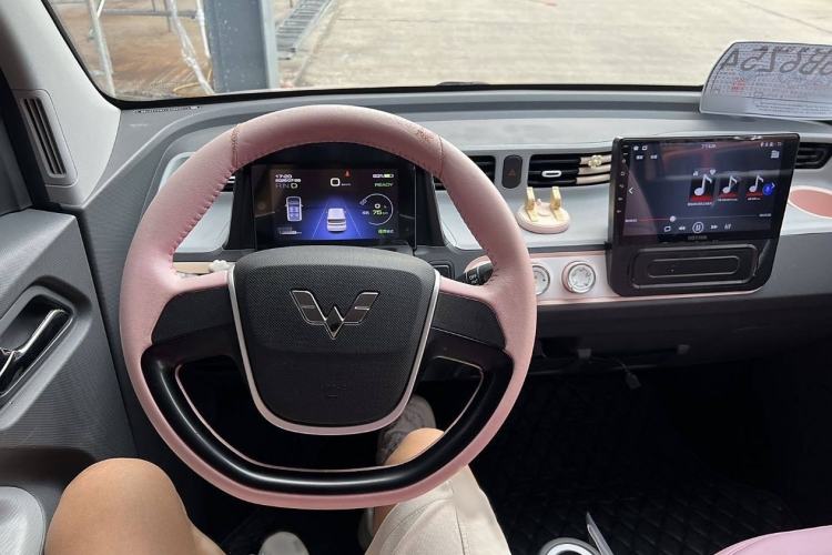Used Wuling Hongguang MINIEV 2022 Macaron Fashion Model Lithium Iron Phosphate Interior 1