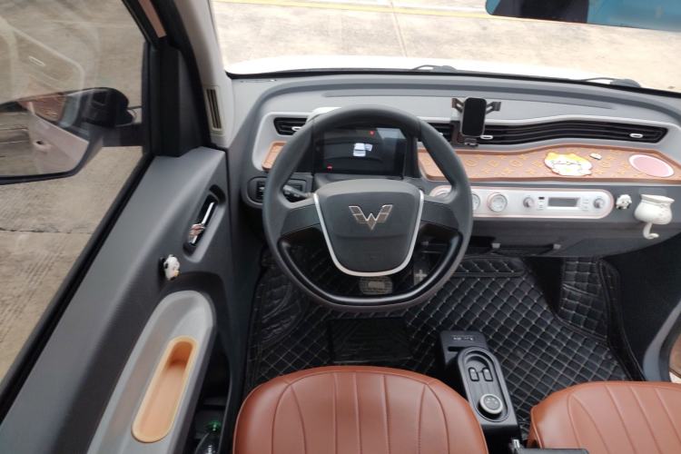 Used Wuling Hongguang MINIEV 2022 Macaron Fashion Model Lithium Iron Phosphate Interior 2