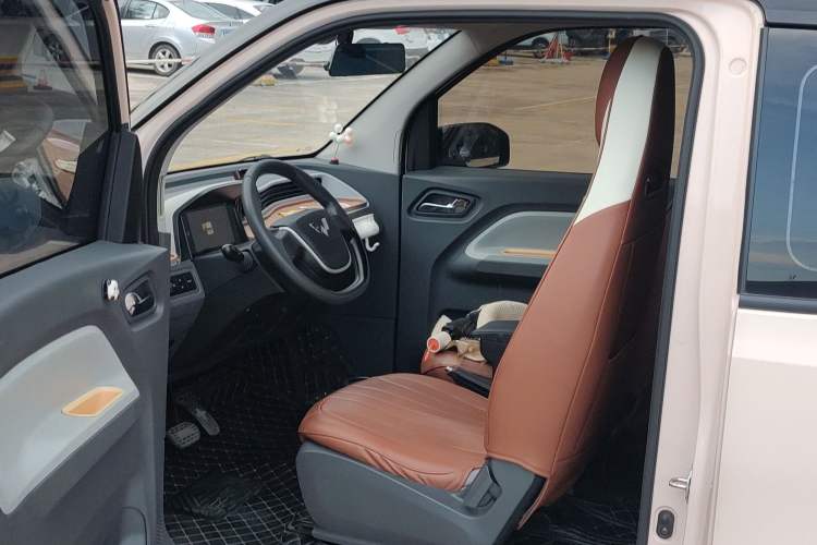 Used Wuling Hongguang MINIEV 2022 Macaron Fashion Model Lithium Iron Phosphate Interior 3