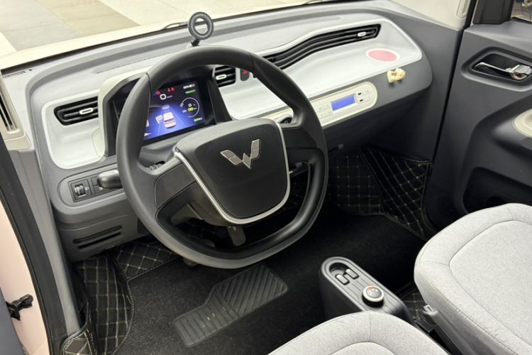 Used Wuling Hongguang MINIEV 2022 Macaron Premium Model – Lithium Iron Phosphate Interior 5