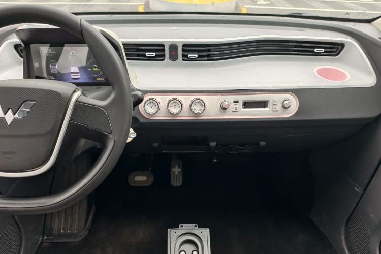 Used Wuling Hongguang MINIEV 2022 Macaron Fashion Model Lithium Iron Phosphate Interior 5