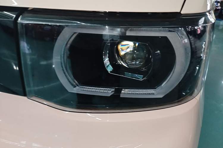 Used Wuling Hongguang MINIEV 2022 Macaron Premium Model – Lithium Iron Phosphate Left Front Headlight