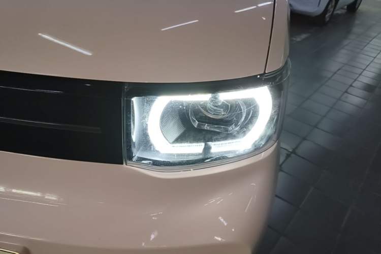 Used Wuling Hongguang MINIEV 2022 Macaron Premium Model – Lithium Ternary Battery Left Front Headlight