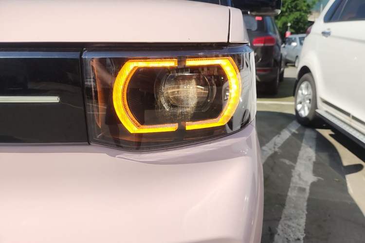 Used Wuling Hongguang MINIEV 2022 Macaron Premium Model – Lithium Ternary Battery Left Front Headlight