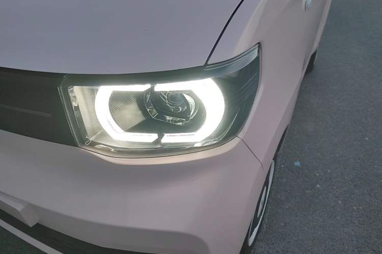 Used Wuling Hongguang MINIEV 2022 Macaron Premium Model – Lithium Ternary Battery Left Front Headlight