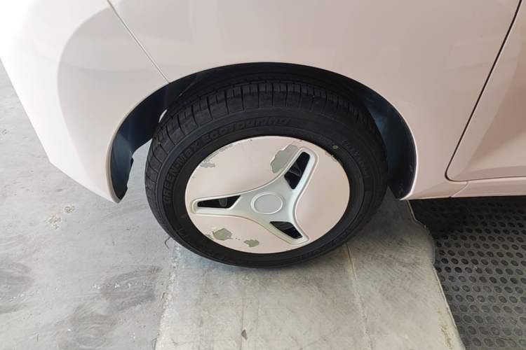 Used Wuling Hongguang MINIEV 2022 Macaron Fashion Model Lithium Iron Phosphate Left Front Wheel Hub