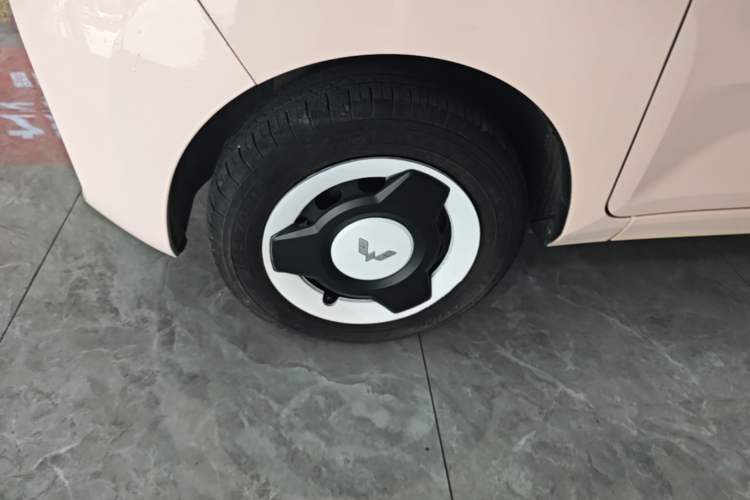 Used Wuling Hongguang MINIEV 2022 Macaron Fashion Model Lithium Iron Phosphate Left Front Wheel Hub