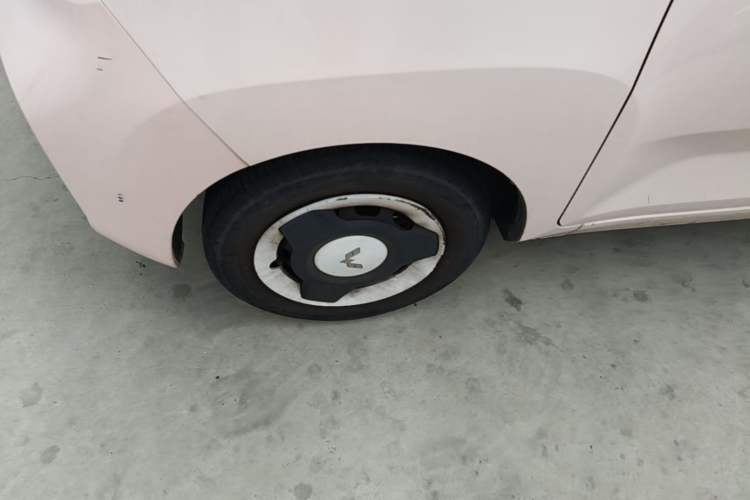 Used Wuling Hongguang MINIEV 2022 Macaron Fashion Model Lithium Iron Phosphate Left Front Wheel Hub