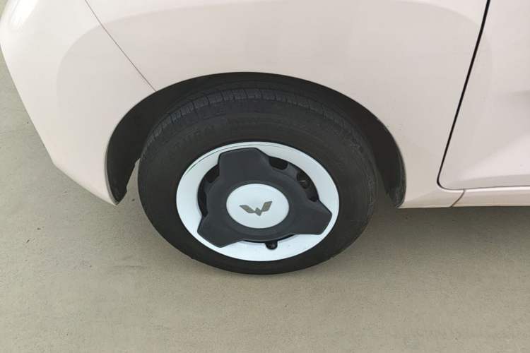 Used Wuling Hongguang MINIEV 2022 Macaron Fashion Model Lithium Iron Phosphate Left Front Wheel Hub