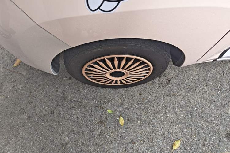 Used Wuling Hongguang MINIEV 2022 Macaron Fashion Model Lithium Iron Phosphate Left Front Wheel Hub