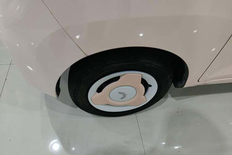 Used Wuling Hongguang MINIEV 2022 Macaron Fashion Model Lithium Iron Phosphate Left Front Wheel Hub