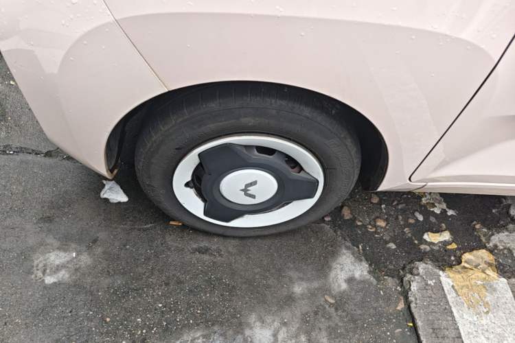 Used Wuling Hongguang MINIEV 2022 Macaron Premium Model – Lithium Iron Phosphate Left Front Wheel Hub
