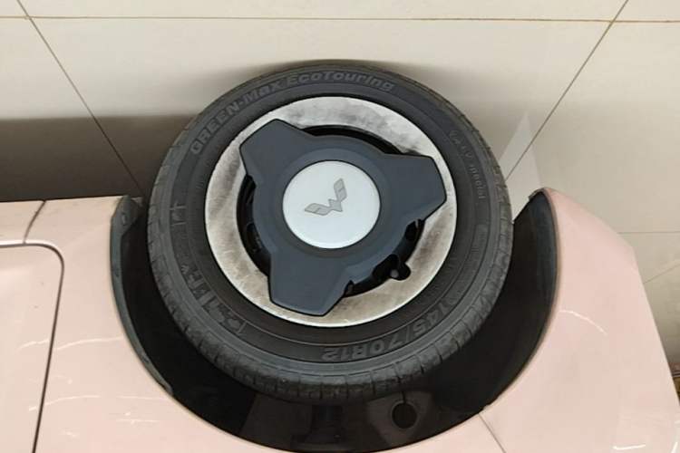 Used Wuling Hongguang MINIEV 2022 Macaron Fashion Model Lithium Iron Phosphate Left Front Wheel Hub