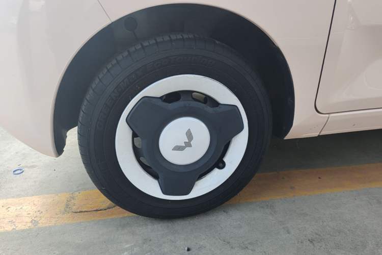 Used Wuling Hongguang MINIEV 2022 Macaron Fashion Model Lithium Iron Phosphate Left Front Wheel Hub