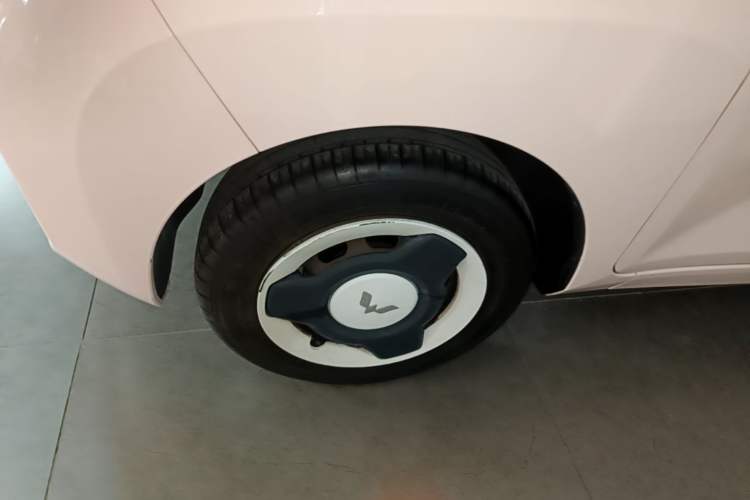 Used Wuling Hongguang MINIEV 2022 Macaron Fashion Model Lithium Iron Phosphate Left Front Wheel Hub