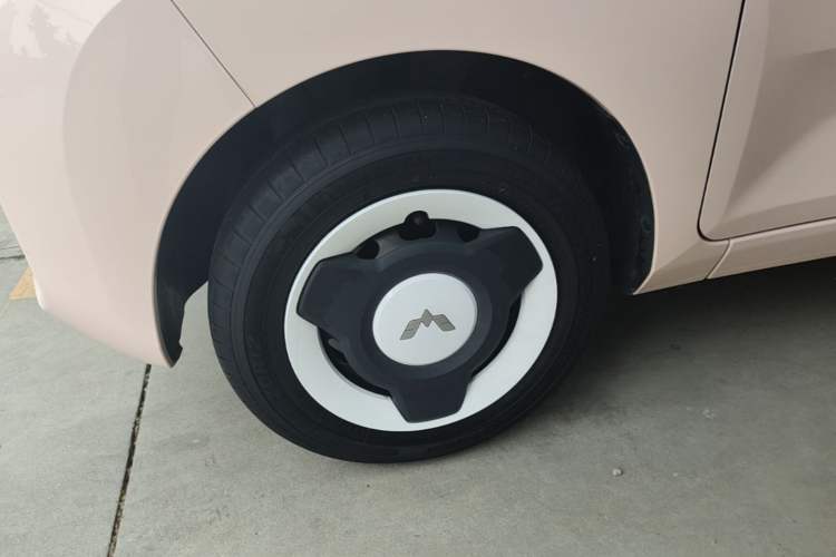 Used Wuling Hongguang MINIEV 2022 Macaron Premium Model – Lithium Iron Phosphate Left Front Wheel Hub