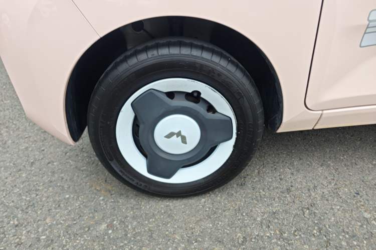 Used Wuling Hongguang MINIEV 2022 Macaron Fashion Model Lithium Iron Phosphate Left Front Wheel Hub