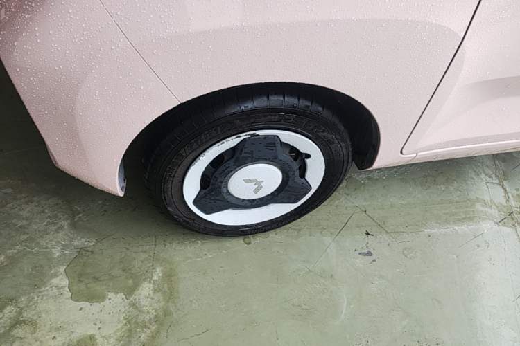 Used Wuling Hongguang MINIEV 2022 Macaron Fashion Model Lithium Iron Phosphate Left Front Wheel Hub