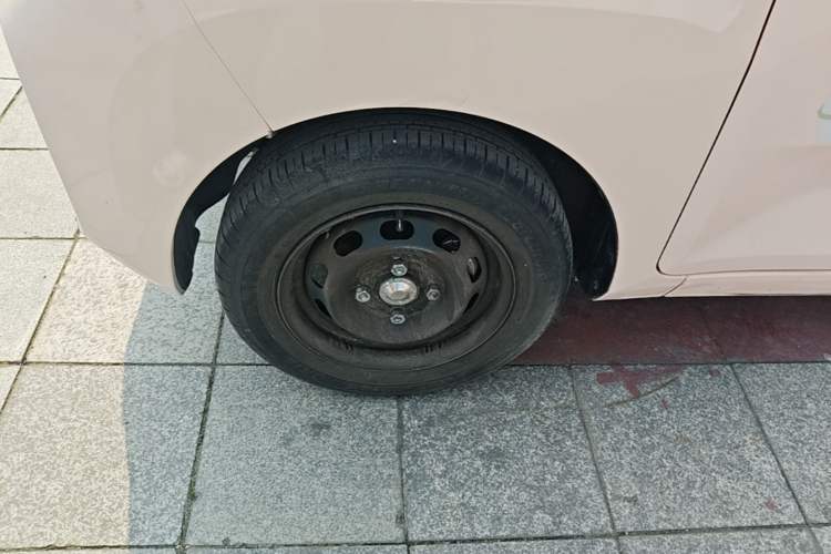 Used Wuling Hongguang MINIEV 2022 Macaron Fashion Model Lithium Iron Phosphate Left Front Wheel Hub