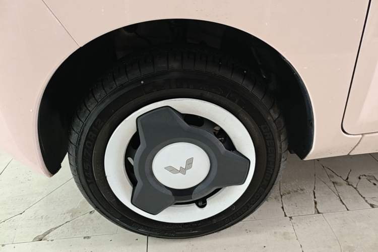 Used Wuling Hongguang MINIEV 2022 Macaron Fashion Model Lithium Iron Phosphate Left Front Wheel Hub