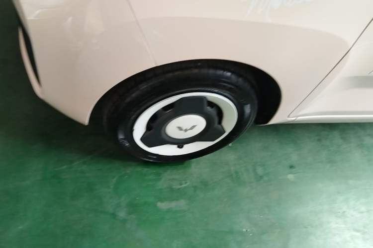 Used Wuling Hongguang MINIEV 2022 Macaron Fashion Model Lithium Iron Phosphate Left Front Wheel Hub