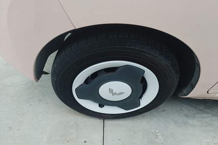 Used Wuling Hongguang MINIEV 2022 Macaron Premium Model – Lithium Iron Phosphate Left Front Wheel Hub