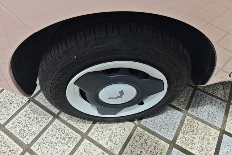 Used Wuling Hongguang MINIEV 2022 Macaron Fashion Model Lithium Iron Phosphate Left Front Wheel Hub