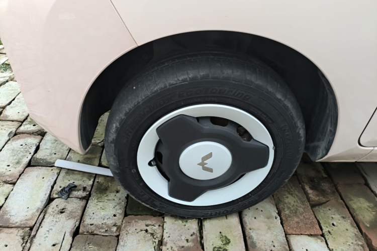 Used Wuling Hongguang MINIEV 2022 Macaron Fashion Model Lithium Iron Phosphate Left Front Wheel Hub