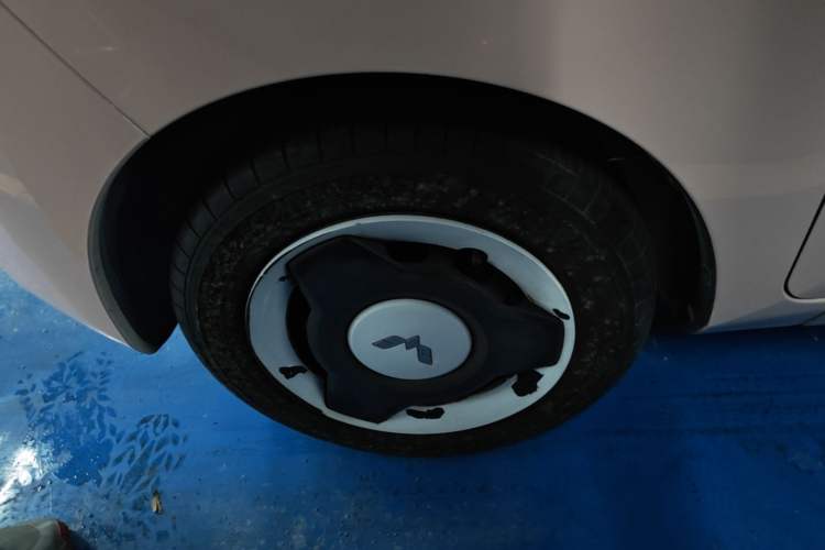 Used Wuling Hongguang MINIEV 2022 Macaron Premium Model – Lithium Ternary Battery Left Front Wheel Hub