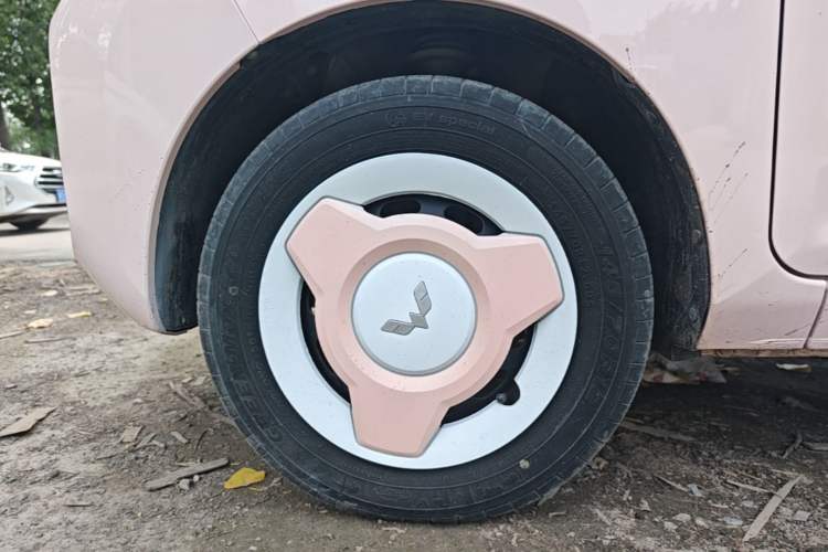 Used Wuling Hongguang MINIEV 2022 Macaron Fashion Model Lithium Iron Phosphate Left Front Wheel Hub