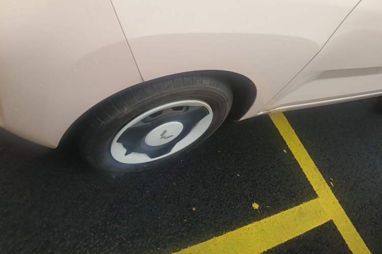 Used Wuling Hongguang MINIEV 2022 Macaron Premium Model – Lithium Iron Phosphate Left Front Wheel Hub