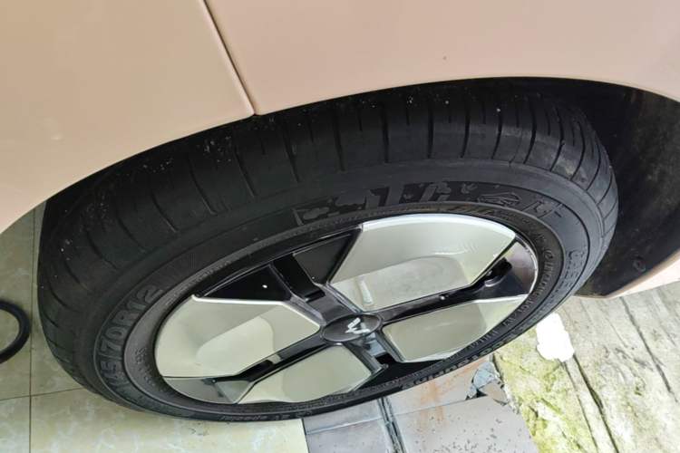 Used Wuling Hongguang MINIEV 2022 Macaron Premium Model – Lithium Iron Phosphate Left Front Wheel Hub