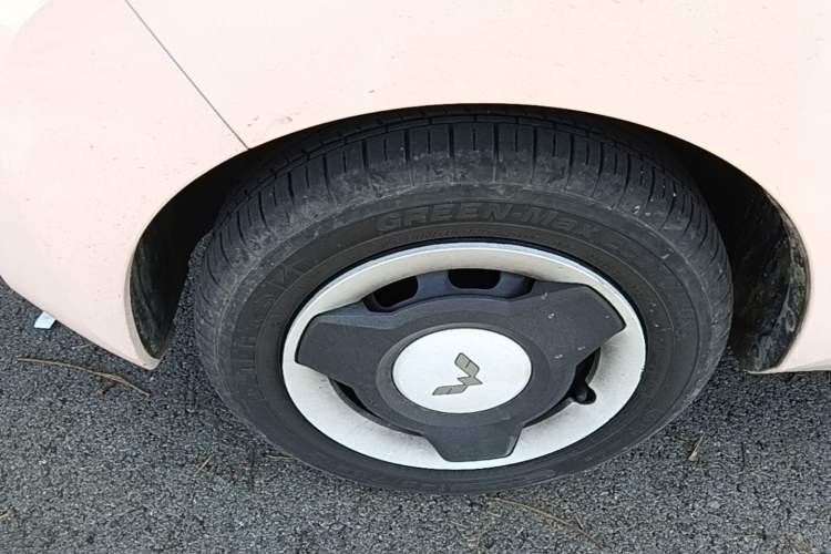 Used Wuling Hongguang MINIEV 2022 Macaron Premium Model – Lithium Iron Phosphate Left Front Wheel Hub