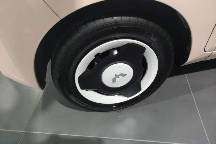 Used Wuling Hongguang MINIEV 2022 Macaron Premium Model – Lithium Ternary Battery Left Front Wheel Hub