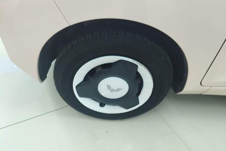 Used Wuling Hongguang MINIEV 2022 Macaron Premium Model – Lithium Iron Phosphate Left Front Wheel Hub