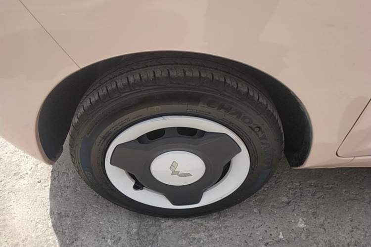 Used Wuling Hongguang MINIEV 2022 Macaron Fashion Model Lithium Iron Phosphate Left Front Wheel Hub