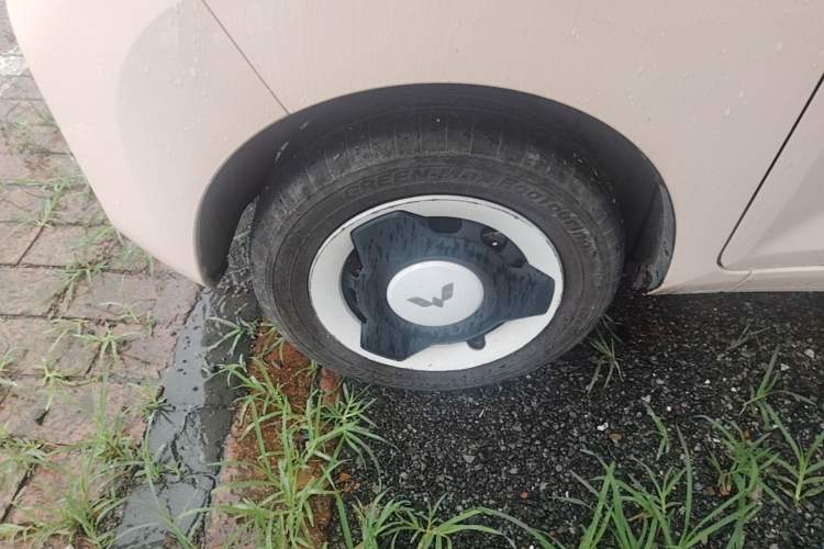 Used Wuling Hongguang MINIEV 2022 Macaron Fashion Model Lithium Iron Phosphate Left Front Wheel Hub