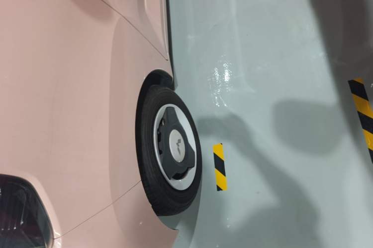 Used Wuling Hongguang MINIEV 2022 Macaron Premium Model – Lithium Iron Phosphate Left Front Wheel Hub